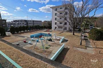 南側にある公園（遊具付き）