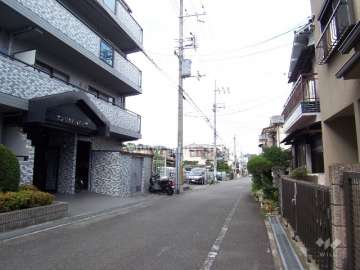 エントランス前の道路。周辺は区画の整った住宅地です。