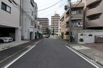 敷地の西側前面道路（北側から）
