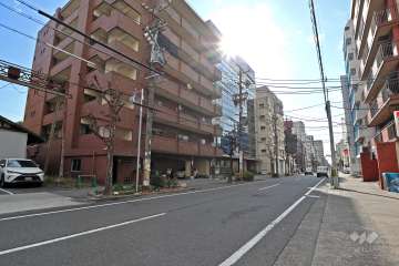 敷地西側の前面道路