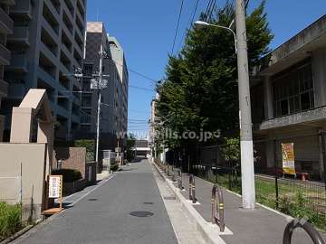 敷地東側の前面道路。向かい側は豊津第一小学校です。