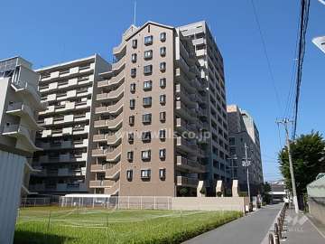 周辺は区画の整ったマンションが多く立ち並ぶ住宅地です。