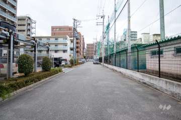 敷地北側の前面道路（東側から）