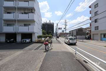 敷地西側の前面道路