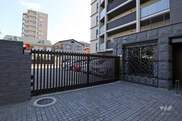 駐車場の出入り口（ゲート付き）