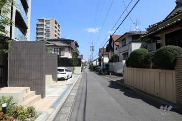 敷地の南東側前面道路（南西側から）