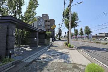 敷地の北西側前面道路（北東側から）山手グリーンロードです。