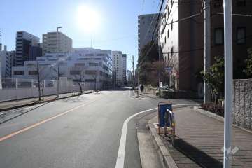 敷地の東側前面道路（北側から）