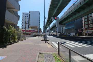 敷地西側は名古屋高速1号楠線に面しています。