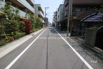 敷地の南側前面道路（西側から）