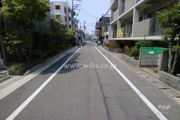 敷地の北側前面道路（東側から）