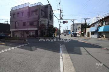 敷地北側の前面道路(東側から)