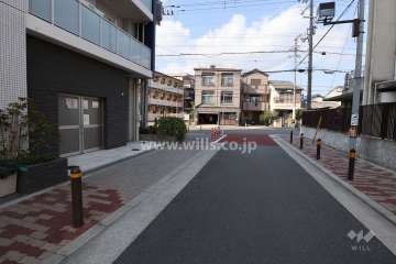 敷地東側の前面道路(南側から)