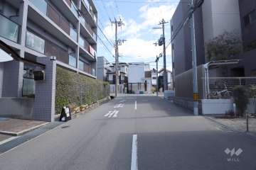 敷地南側の前面道路(西側から)