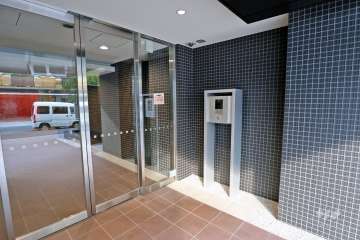 エントランスはオートロック付きです。