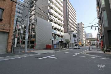 敷地西側前面道路は御園通です。