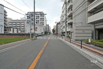 敷地南側の前面道路(東側から）