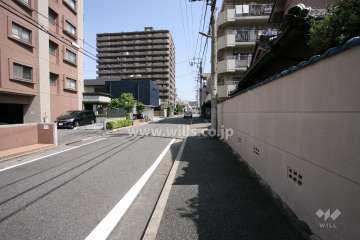 敷地西側の前面道路