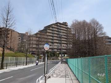 敷地西側には千里北公園、東側には大阪大学のキャンパスが広がっています。