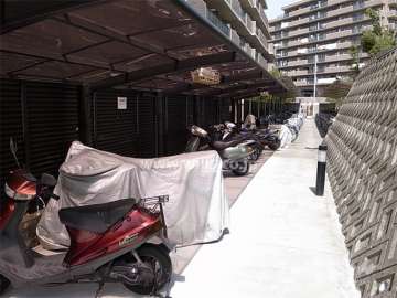 バイク置き場と駐輪場
