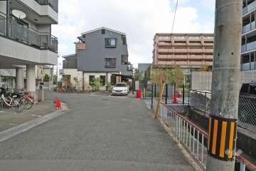 敷地北側の前面道路（東側から）