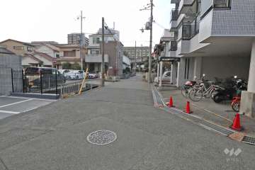 敷地北側の前面道路（西側から）