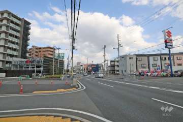 敷地南側の前面道路（西側から）