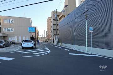 敷地北東側の前面道路（北西側から）