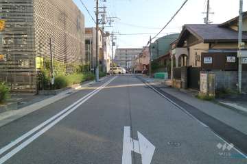 敷地西側の前面道路