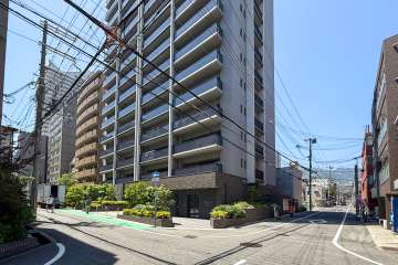 敷地南側と東側の前面道路