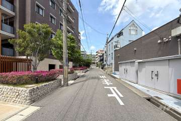 敷地東側の前面道路（南側から）