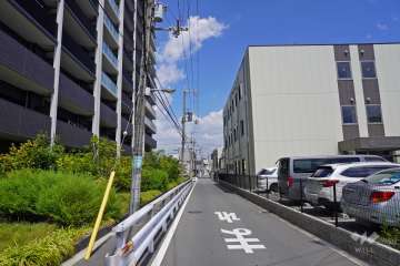 敷地東側の前面道路。一方通行です。
