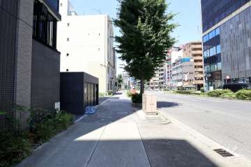 敷地北側の前面道路（東側から）