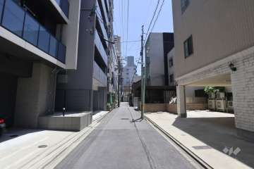 敷地南側の前面道路（西側から）