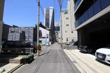 敷地南側の前面道路（東側から）