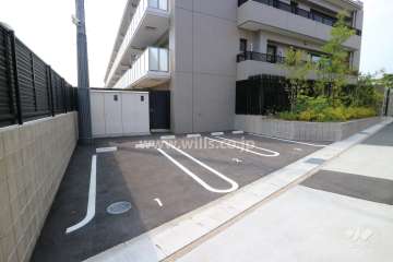 東側にある敷地内駐車場（屋外平面式）