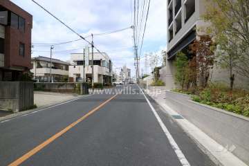 敷地西側の前面道路（南側から）