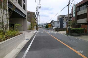 敷地西側の前面道路（北側から）