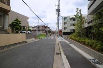 敷地西側の前面道路（北側から）