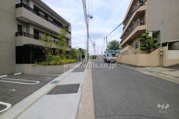 敷地東側の前面道路（南側から）