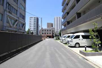 敷地南側の前面道路（東側から）