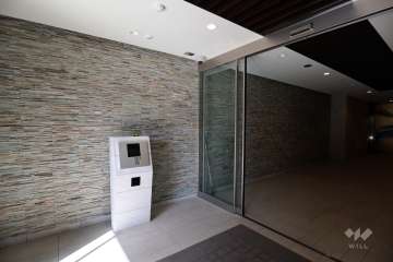 エントランスはオートロック付きです。