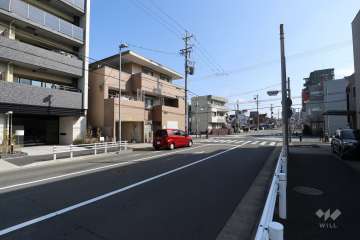 敷地南側の前面道路（西側から）