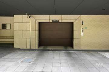 駐車場の出入口（シャッター付き）