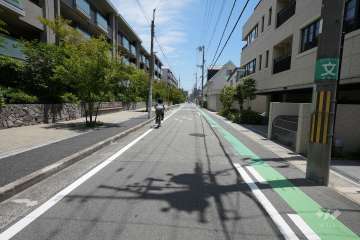 敷地北側の前面道路（西側から）