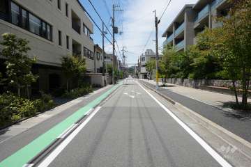 敷地北側の前面道路（東側から）