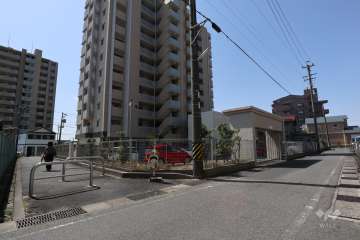 敷地北側の前面道路（東側から）