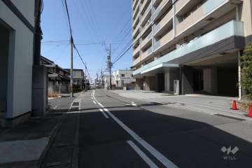 敷地南側の前面道路（東側から）
