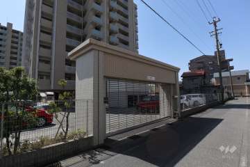 駐車場の出入り口（リングシャッター付き）・敷地内駐車場（屋外平面式）