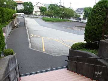 敷地の南側はバス停に面しています。